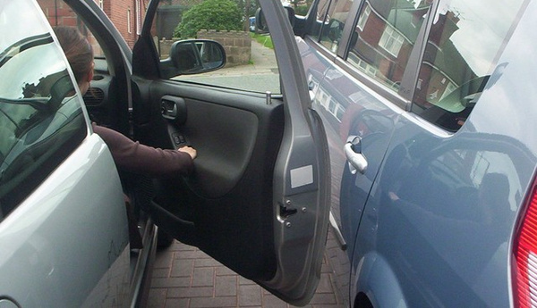 Rád nyitotta valaki a kocsija ajtaját? Vajon mit tehetsz ilyen esetben?